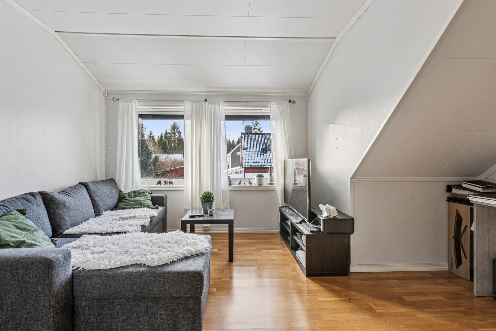 Oppe i andre etasje finner du loftstuen, som får inn rikelig med dagslys og byr på god plass til en sofakrok. Galleribilde