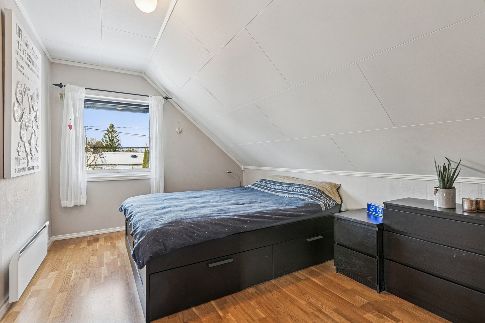 Alle soverommene er av behagelig størrelse og har god plass til stor seng og garderobeløsning etter eget ønske. Galleribilde