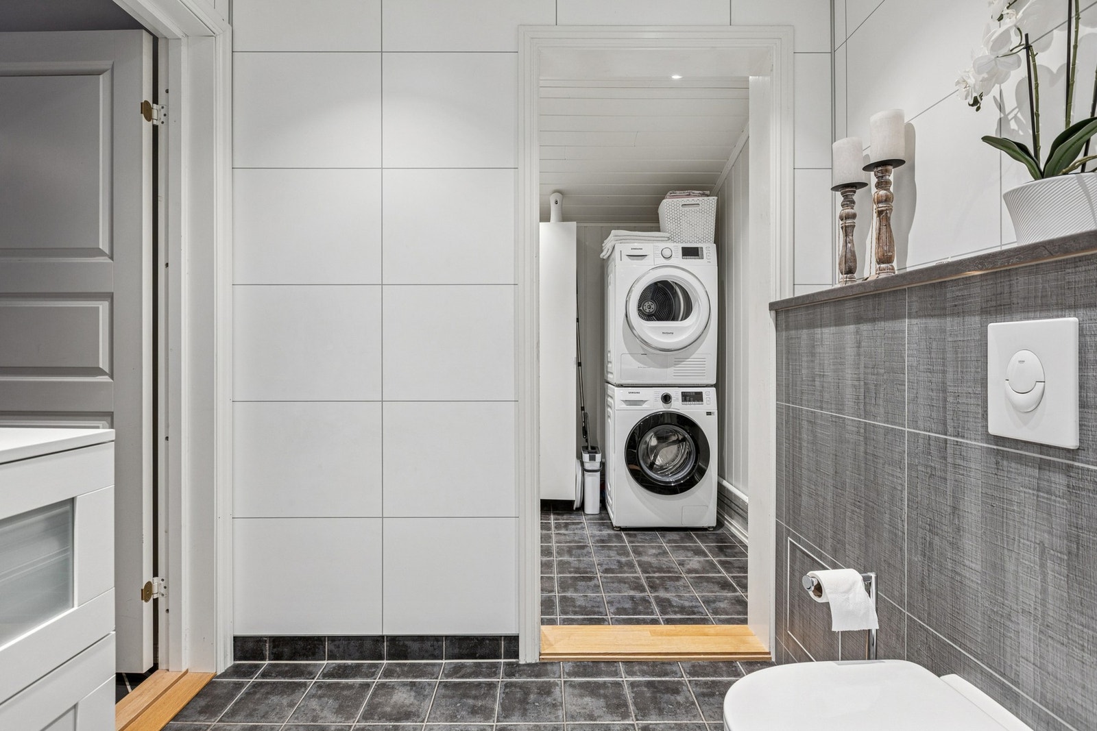 Tilknyttet badet er det et vaskerom fra 2012 med egen praktisk inngang som har flislagt gulv med gulvarme. Det er opplegg for vaskemaskin og plass til tørketrommel samt en praktisk utslagsvask. Galleribilde