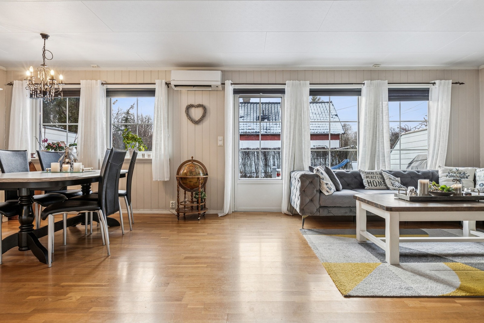 Lys og romslig stue med store vindusflater som gir god tilgang på dagslys. Galleribilde