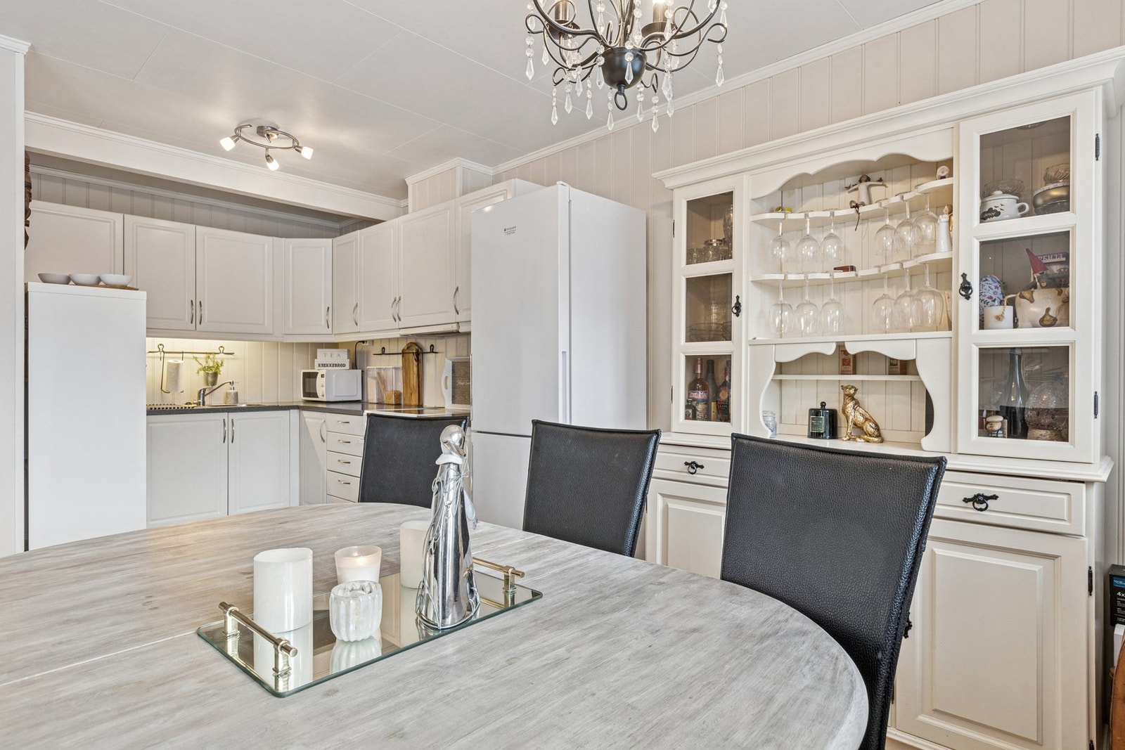 Videre er det en naturlig tilgang til kjøkkenet, noe som gjør rommet praktisk i hverdagen og perfekt for selskapeligheter. Galleribilde