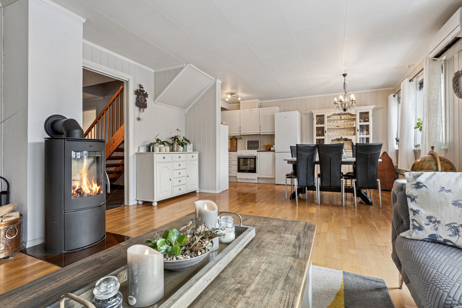 En romslig og innbydende vertikaldelt tomannsbolig over to plan i et etablert boligområde. Galleribilde