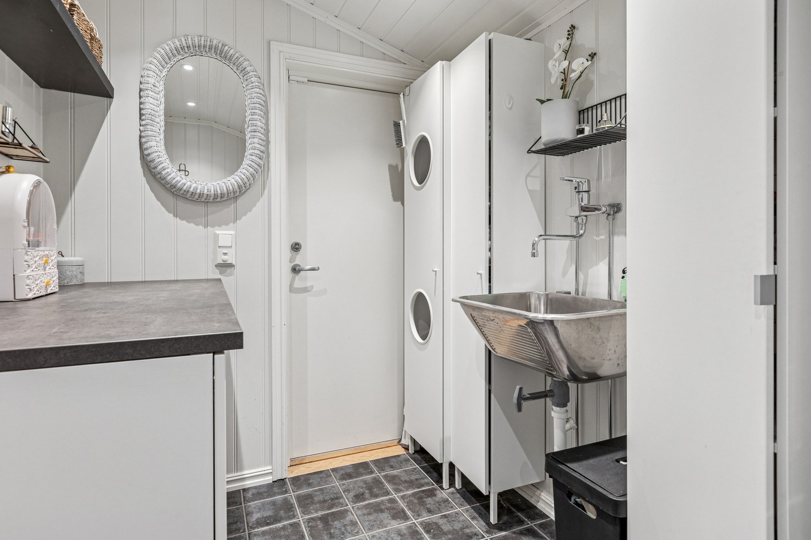 Her finner også en benkeinnredning for oppbevaring. Galleribilde