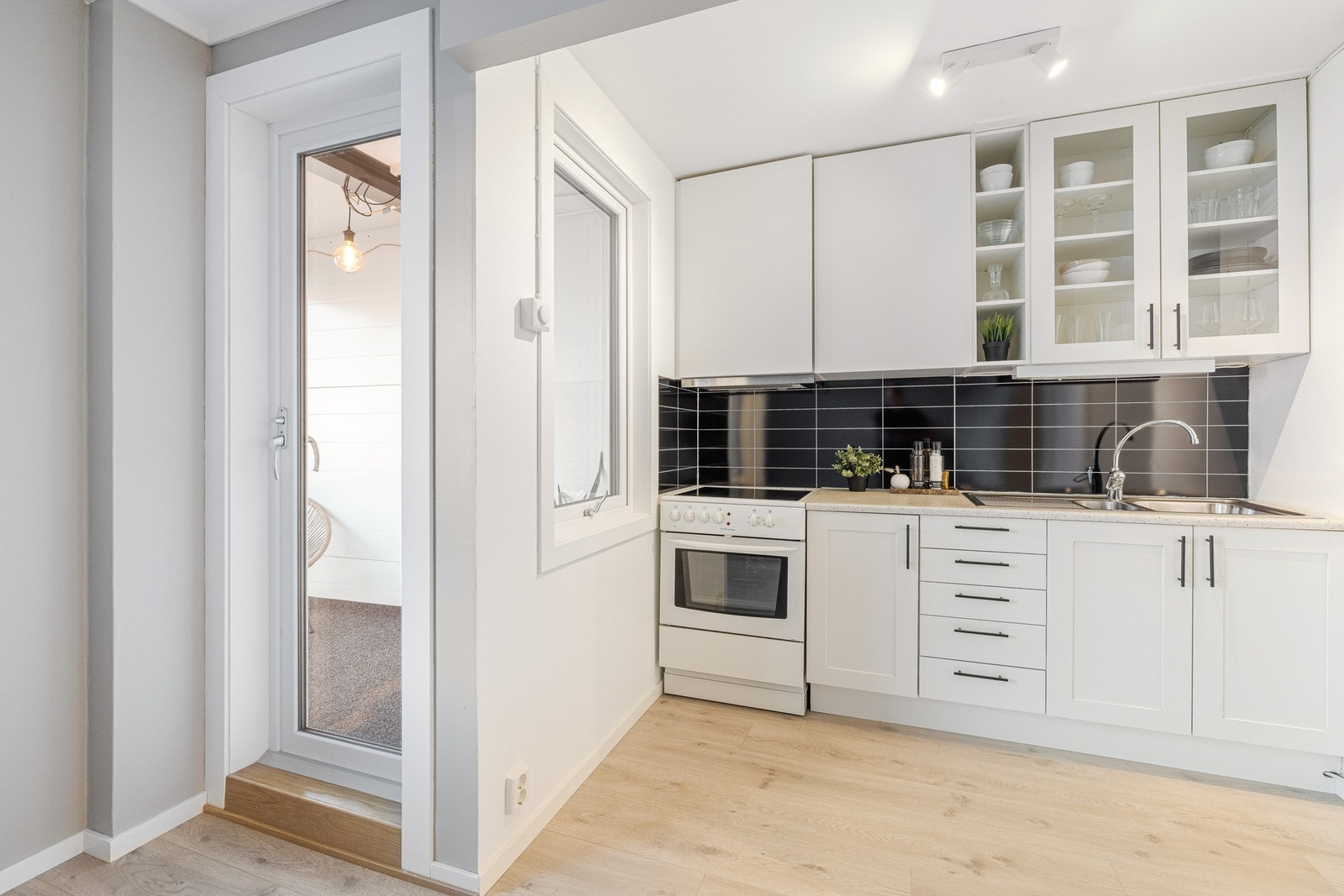 Utgang til innglasset balkong fra allrommet. Galleribilde