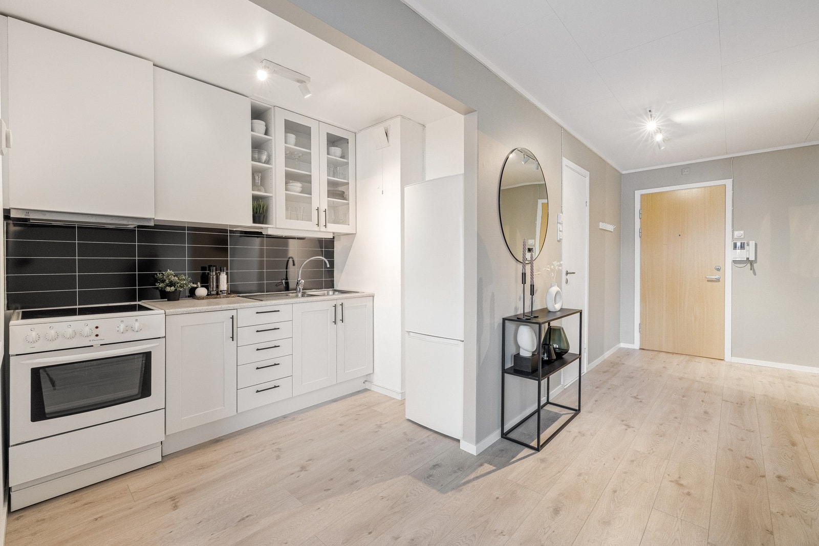 Det er montert opp sprutplate over kjøkkenbenken. Galleribilde