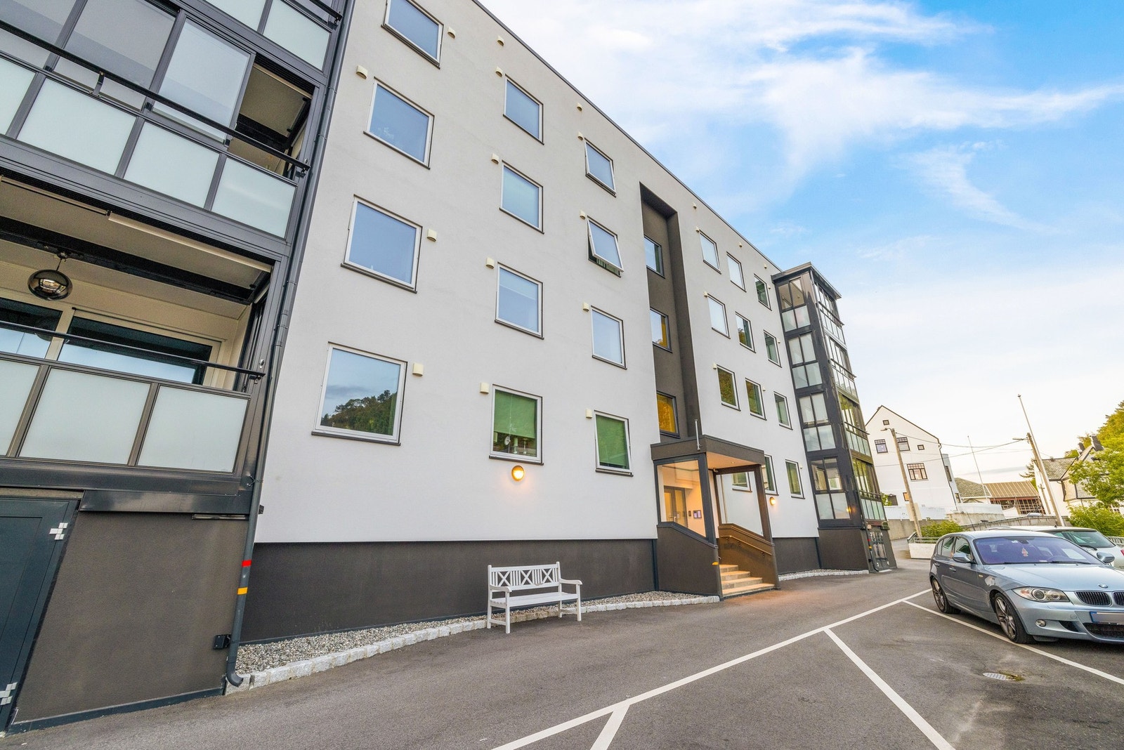 Det er fri parkering for beboerne i borettslaget. Galleribilde