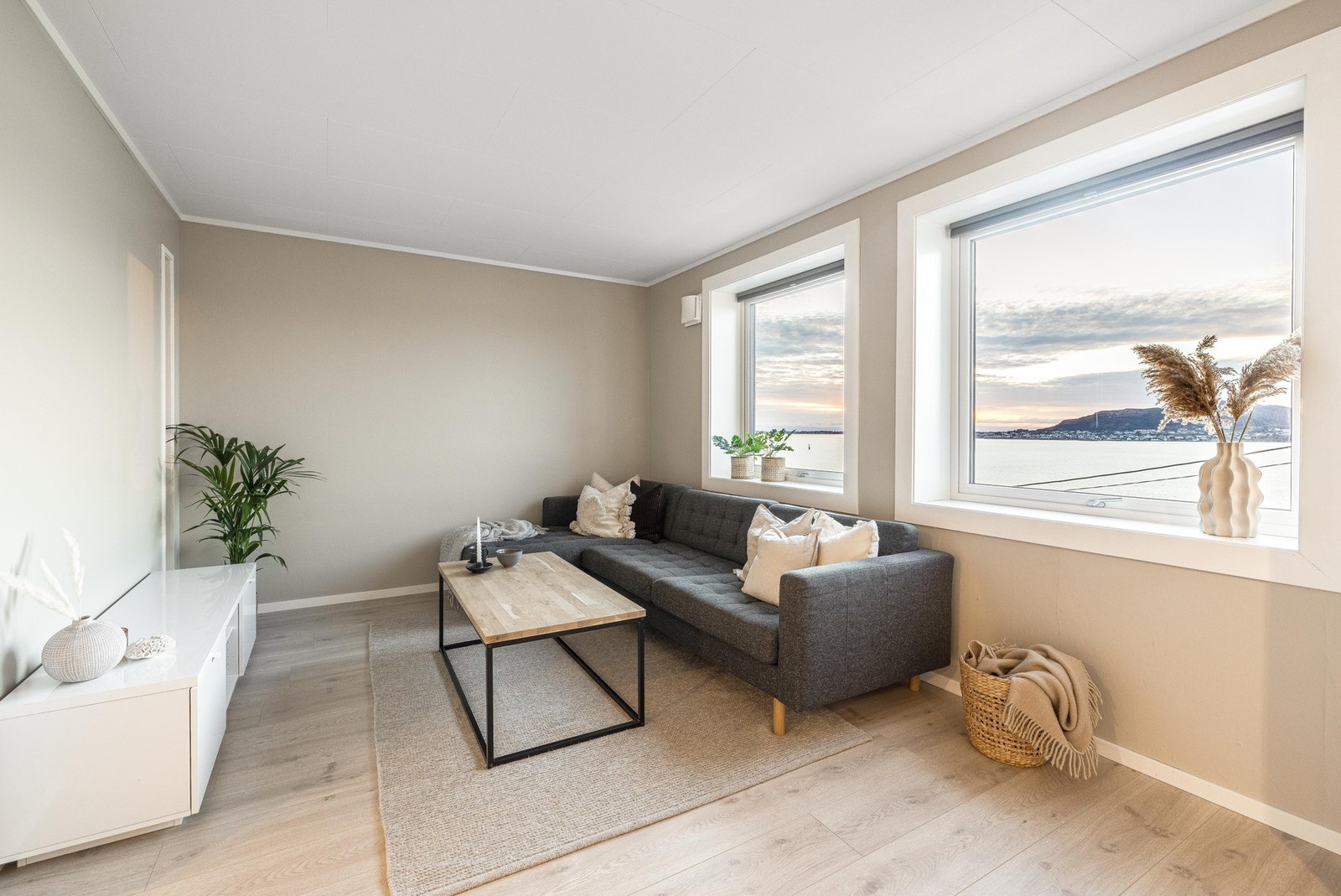 Stuen er enkel å møblere. Galleribilde