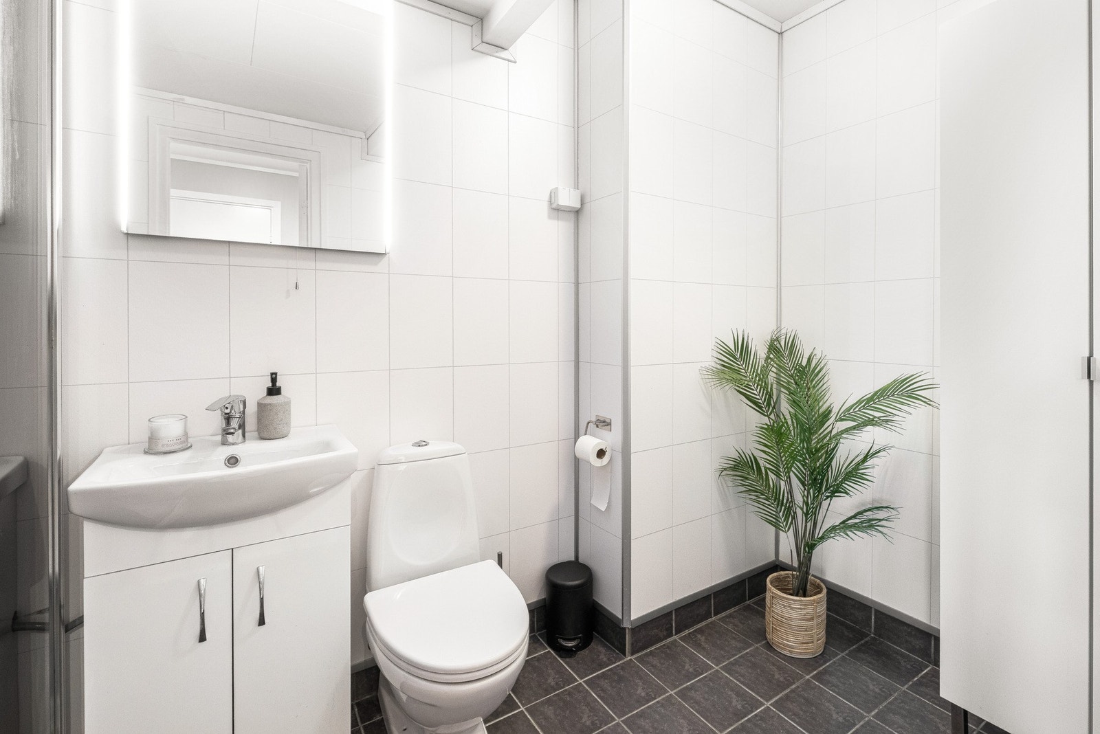 Dusj så lenge du ønsker. Varmevann i leiligheten er inkl. i felleskostnadene. Galleribilde