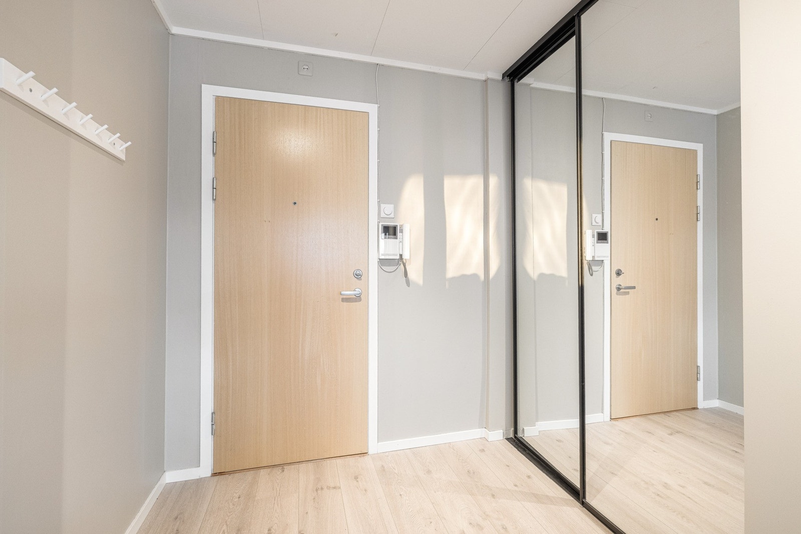 I entréen har man skyvedørsgarderobe med helfigurspeil. Galleribilde