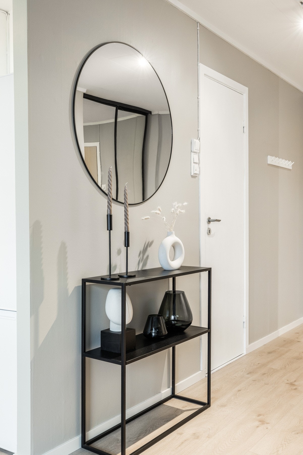 En vid gang gir rom for oppbevaringsmøblement, vitrineskap o.l. Galleribilde