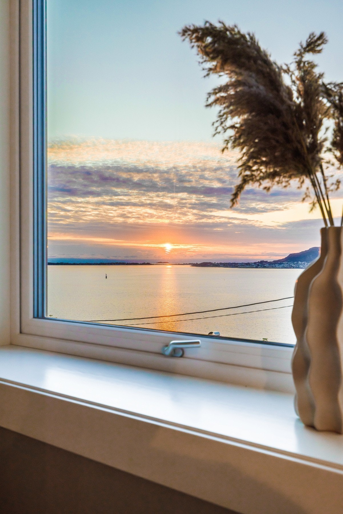 Navnte vi god utsikt? Nyt solnedgangen også fra stuen og kjøkkenet! Galleribilde