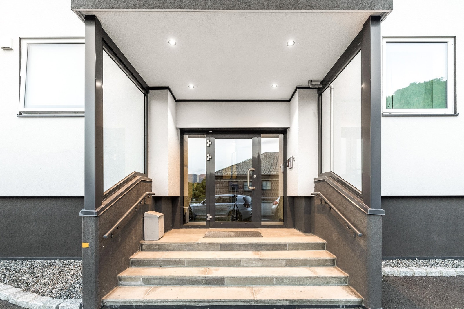 Ta enkelt imot gjestene med byggets portåpner. Galleribilde