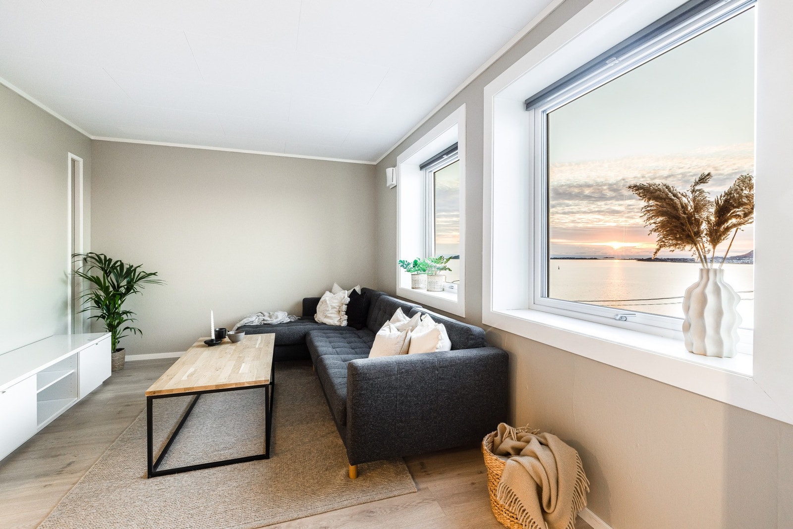 Kabel-TV og Internet er inkl. i felleskostnadene. Leiligheten fremstår som lys og moderne. Galleribilde