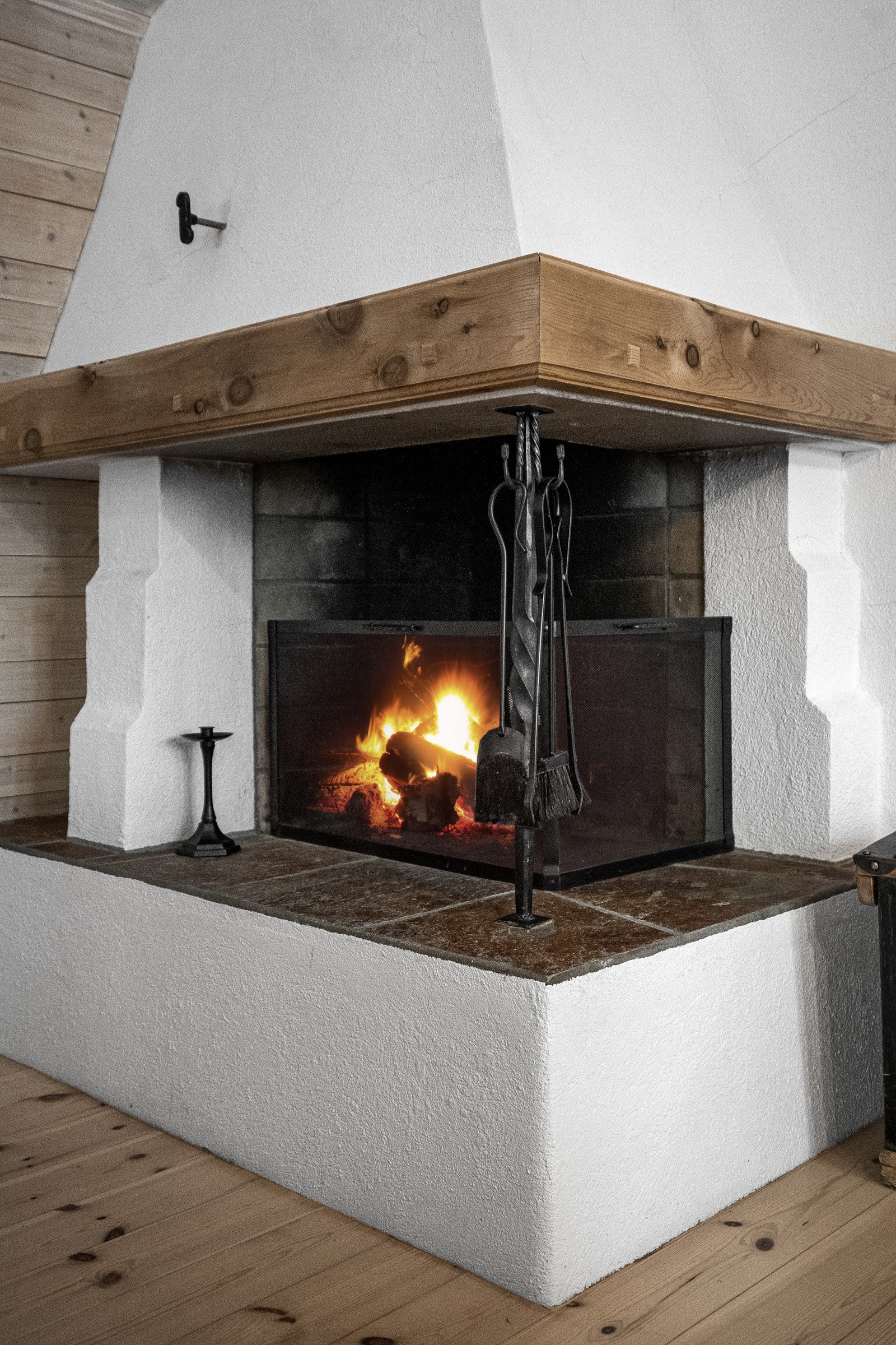 I stua finner du denne flotte peisen, som bidrar til både varme og hygge på kalde vinterdager. Galleribilde