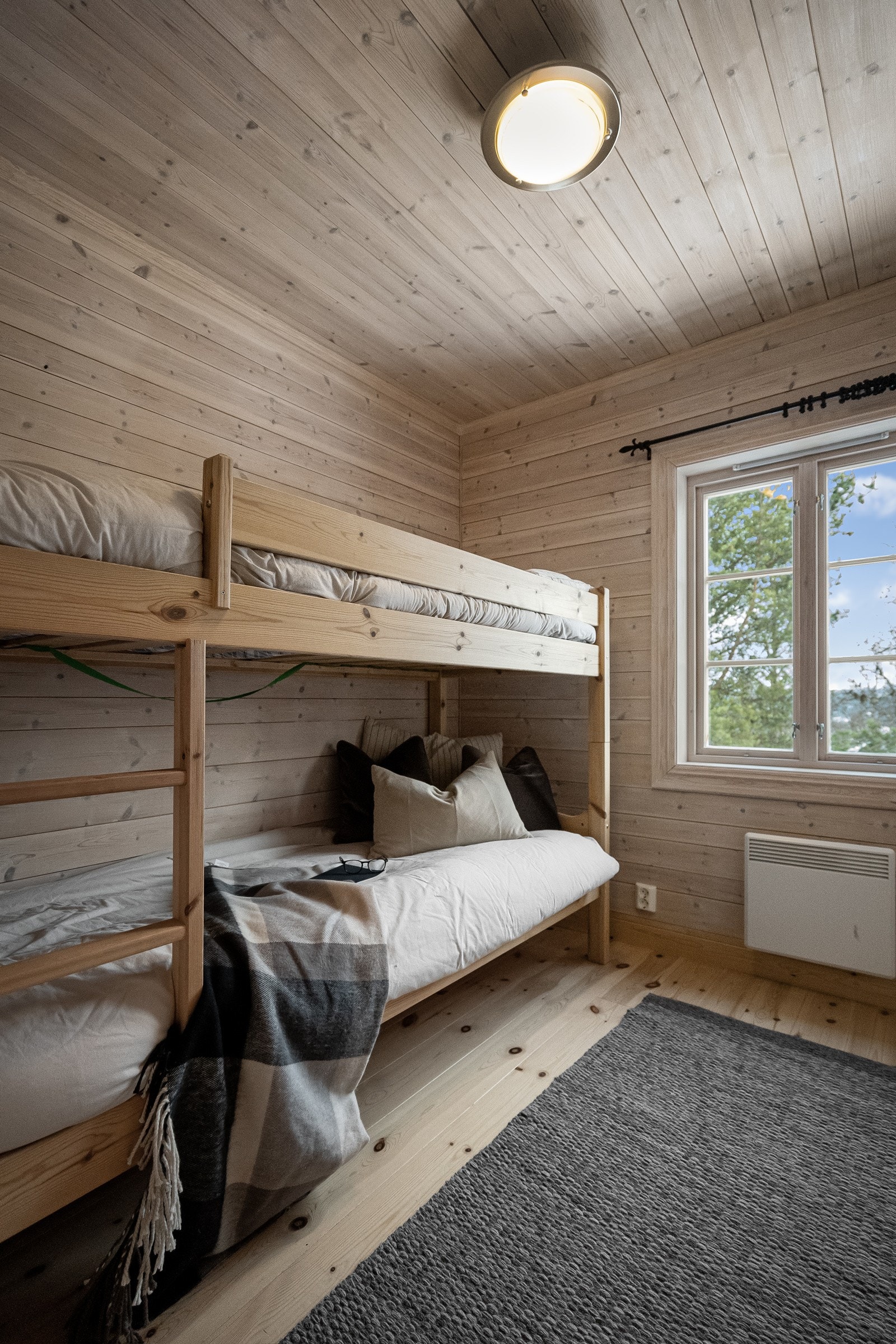 På hytta er det ett soverom i første etasje, og tre soverom i andre etasje. Galleribilde