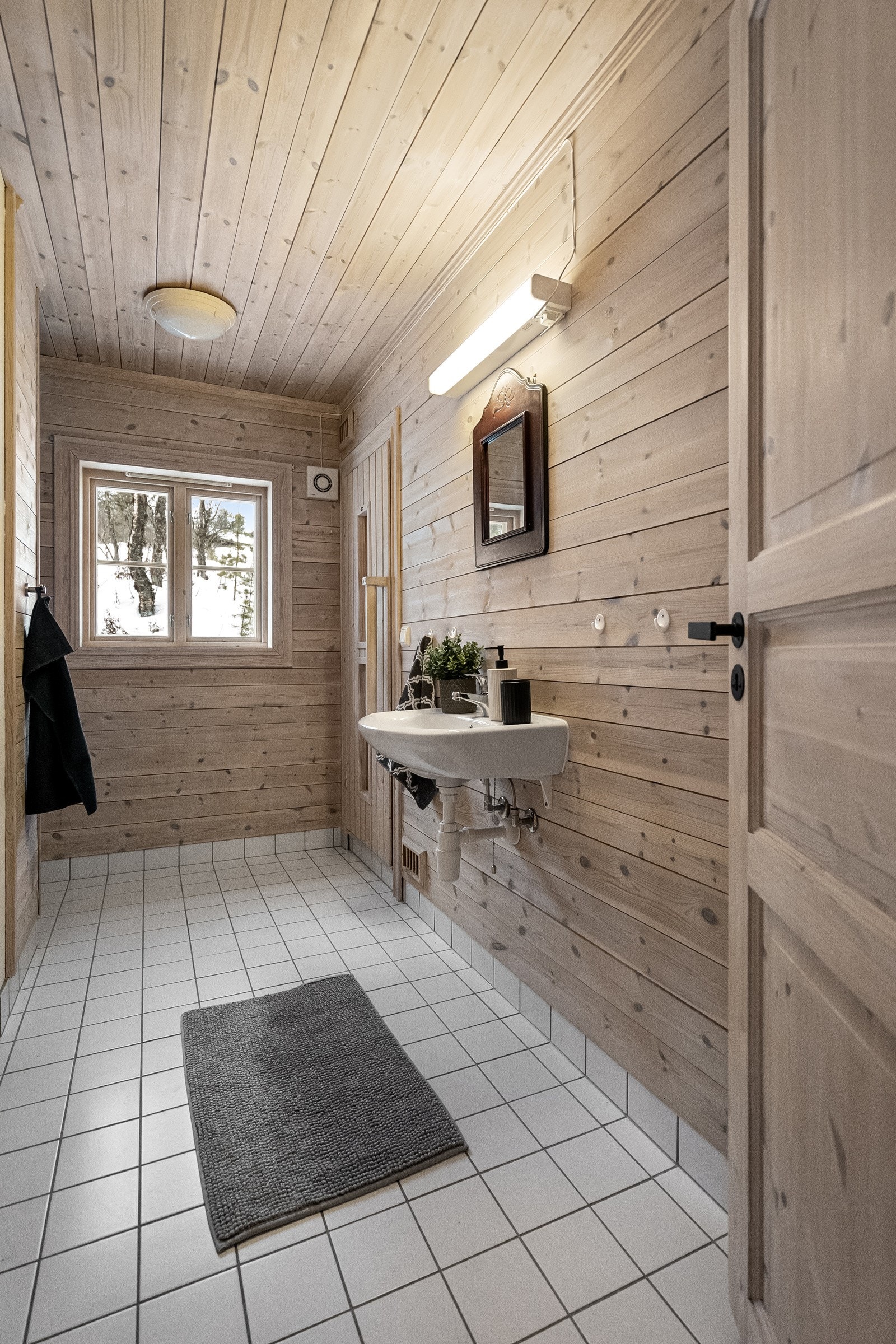 På badet er det et eget toalettrom, servant og dusj. Galleribilde