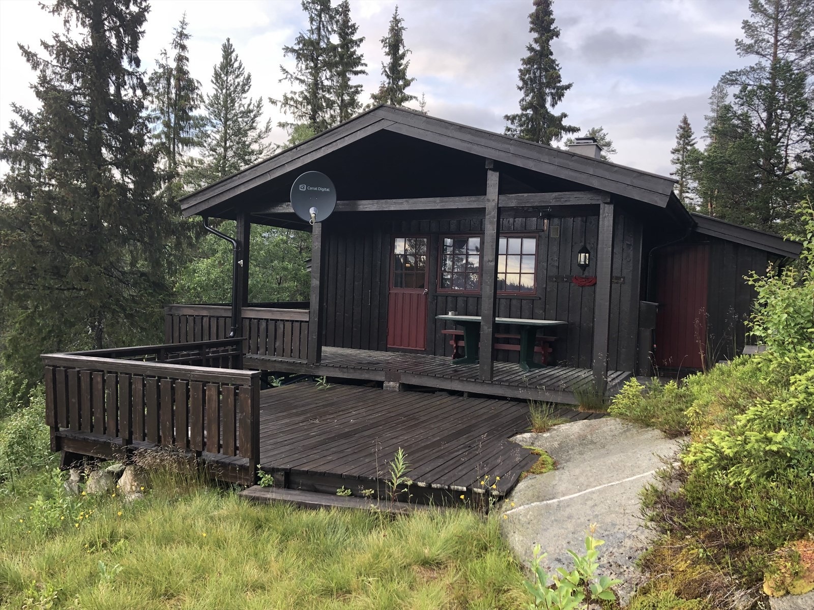 . Fritidseiendommen har flotte, usjenerte uteplasser. ( selgers private bilder ) Galleribilde