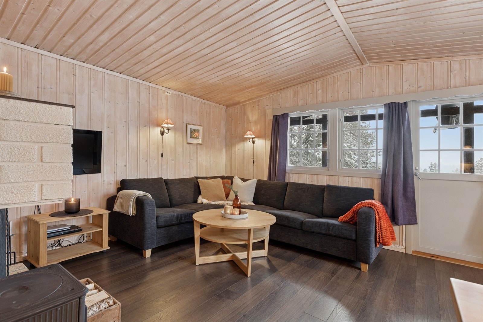 Her er det lyst og luftig med store vindusflater som slipper inn rikelig med naturlig lys. Galleribilde