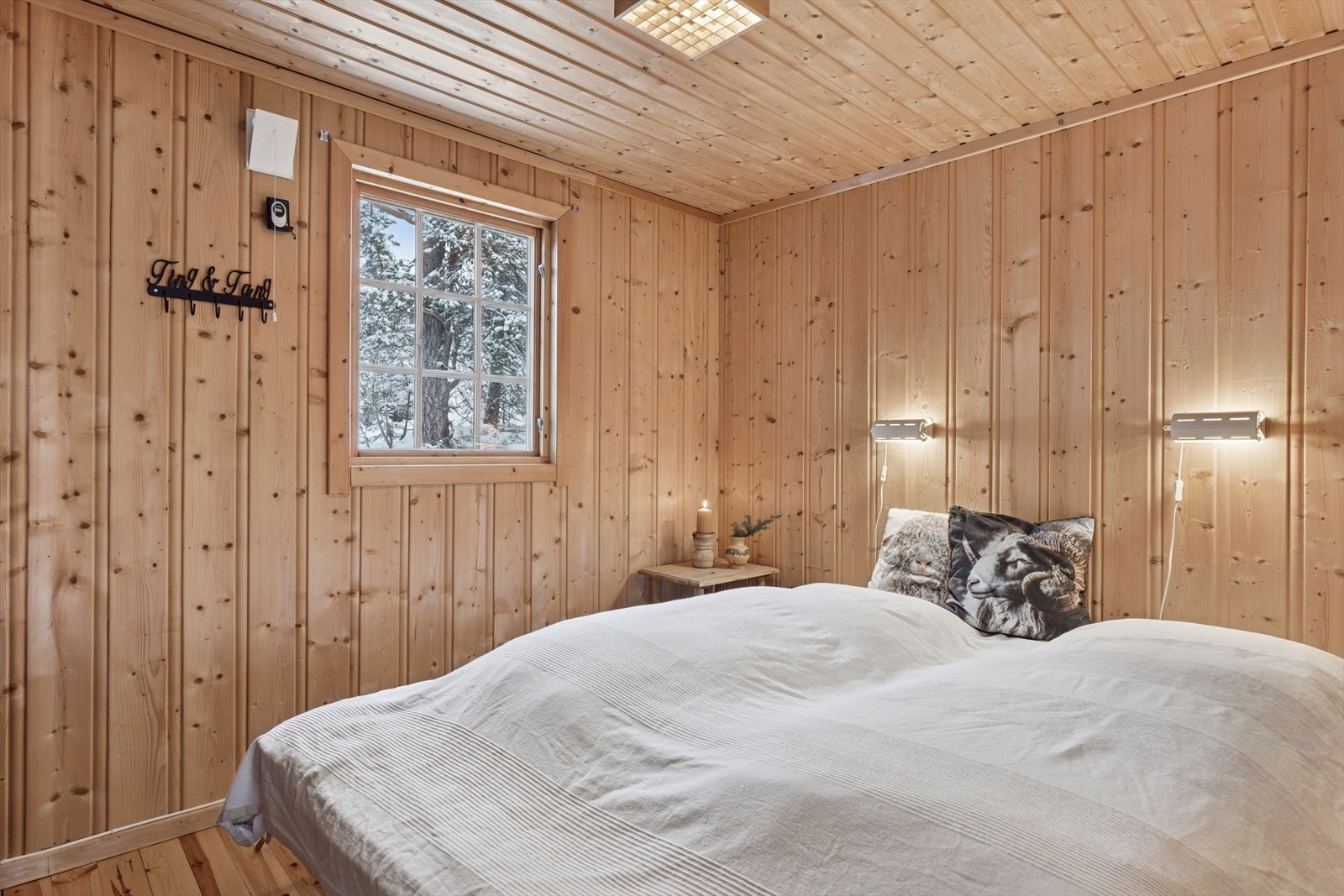 Romslig hovedsoverom med god plass til dobbeltseng og tilhørende møblement. Galleribilde