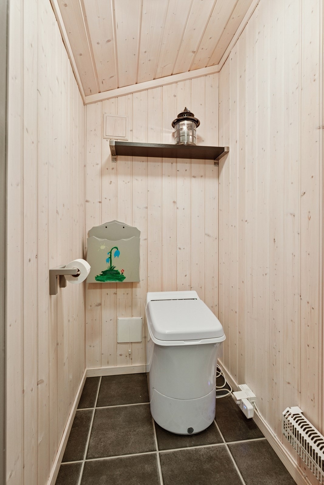 Toalettrom med elektrisk forbrenningstoalett. Galleribilde