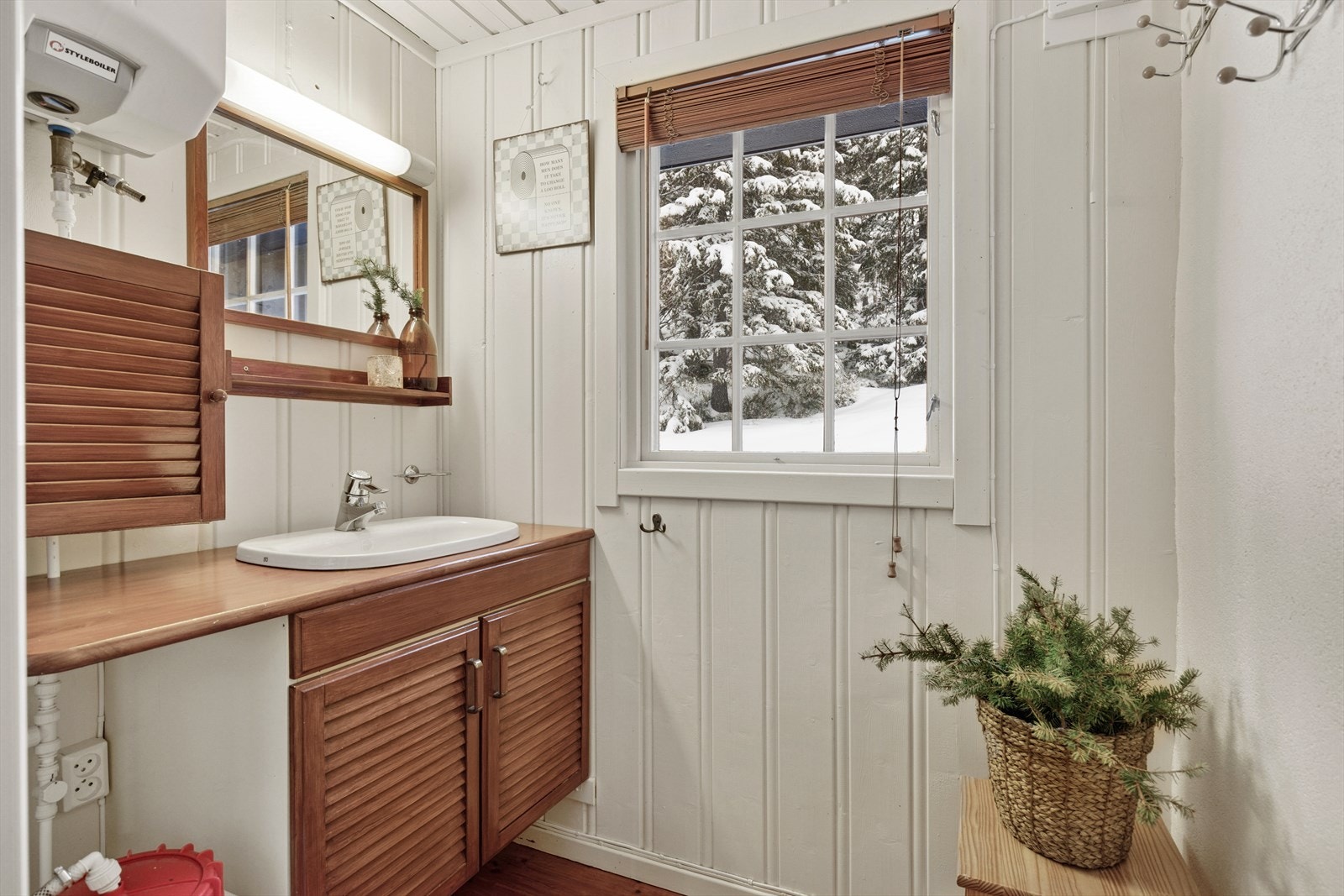 Sanitærrom med enkelt opplegg for vann fra tank og varmtvannsbereder. Galleribilde