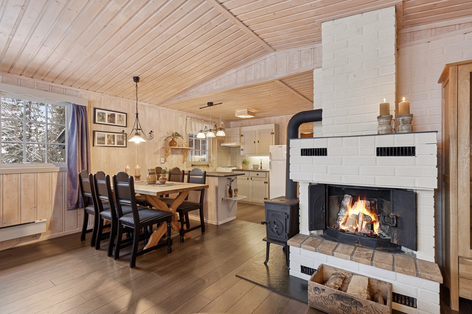 Det er god plass til både sofakrok og spisestue i stue/kjøkken. Galleribilde