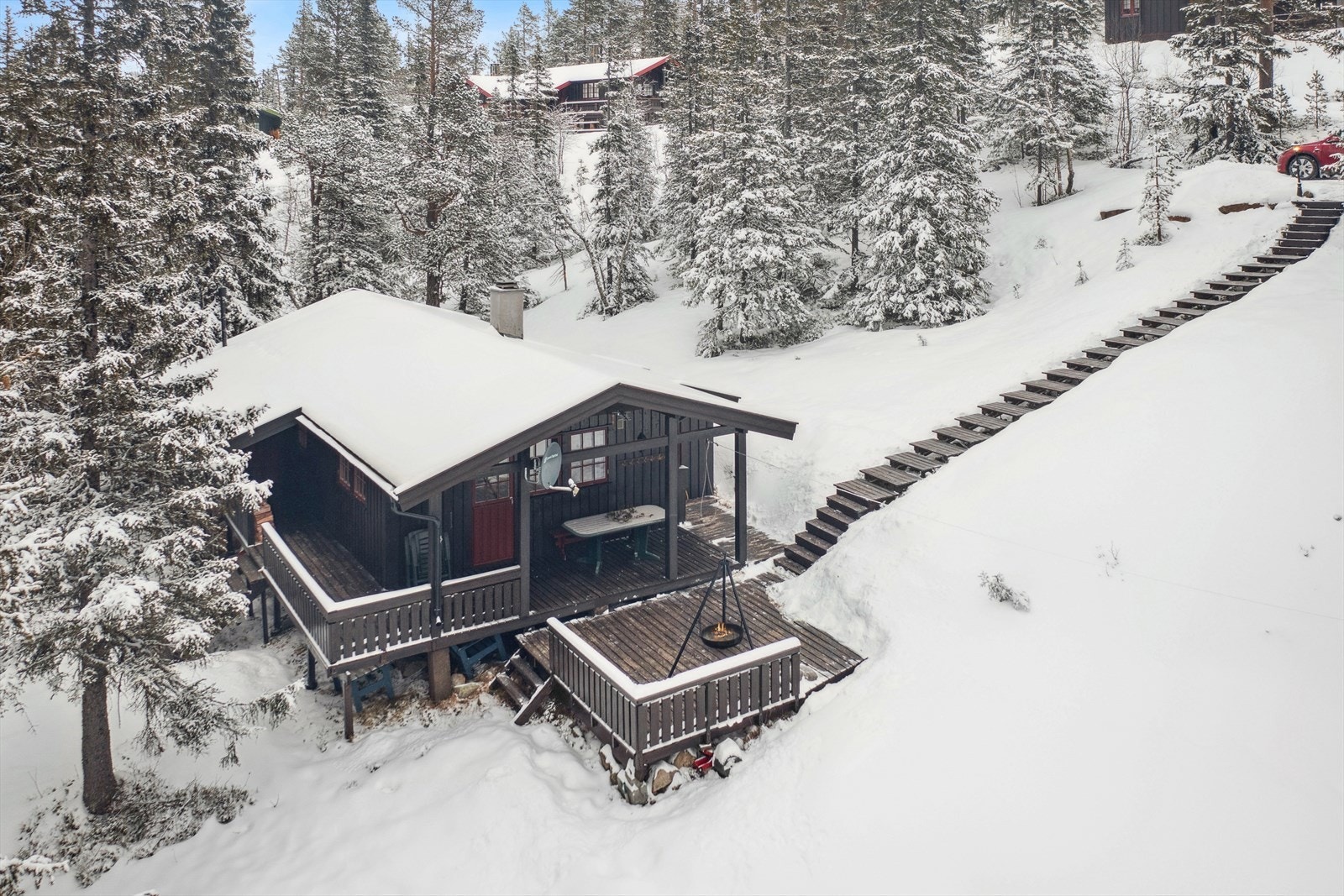 Det er bilvei med biloppstillingsplass like ved. Det er laget trapp fra parkeringen til eiendommen. Galleribilde