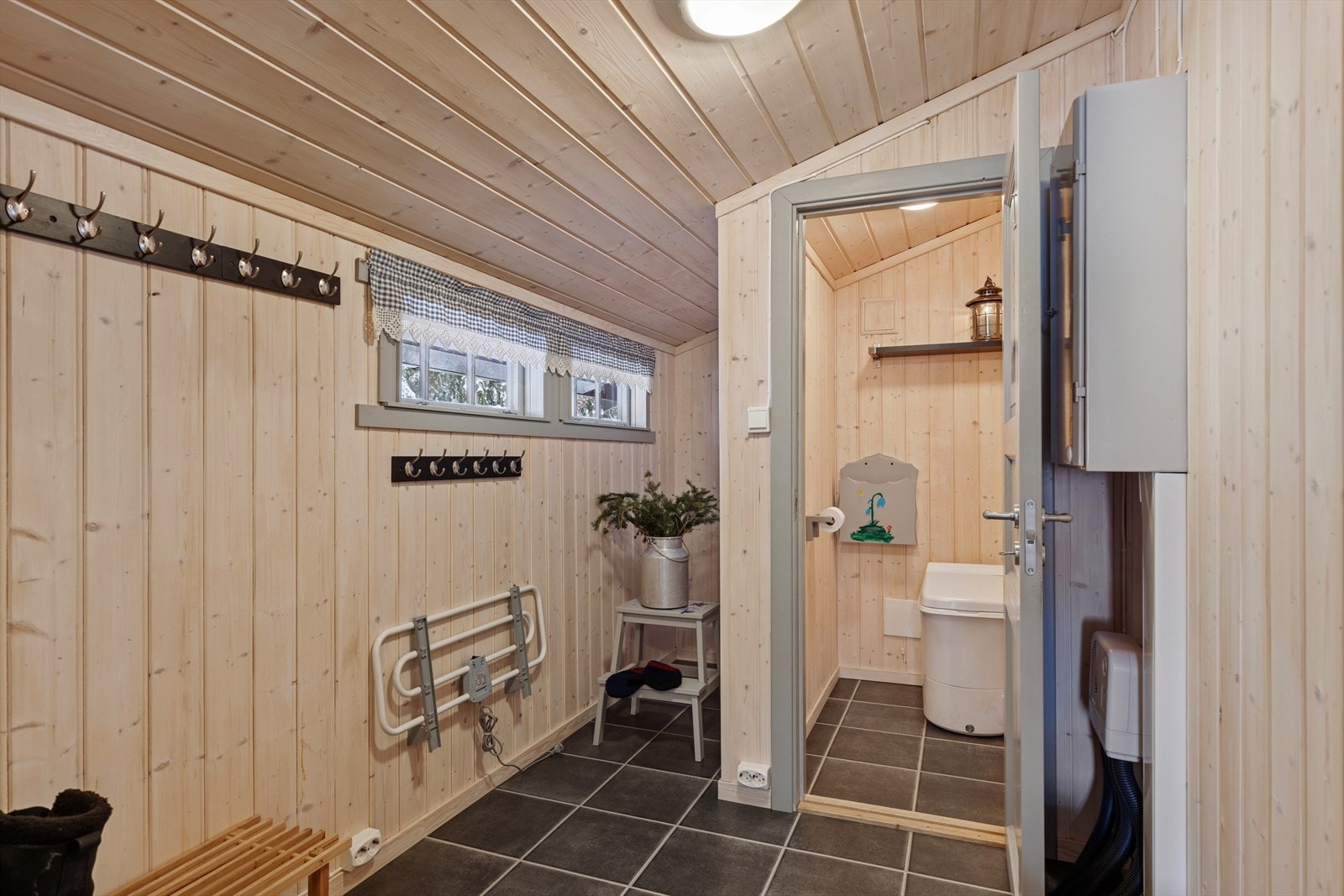 Entreen har god plass til oppbevaring av klær og utstyr. Galleribilde