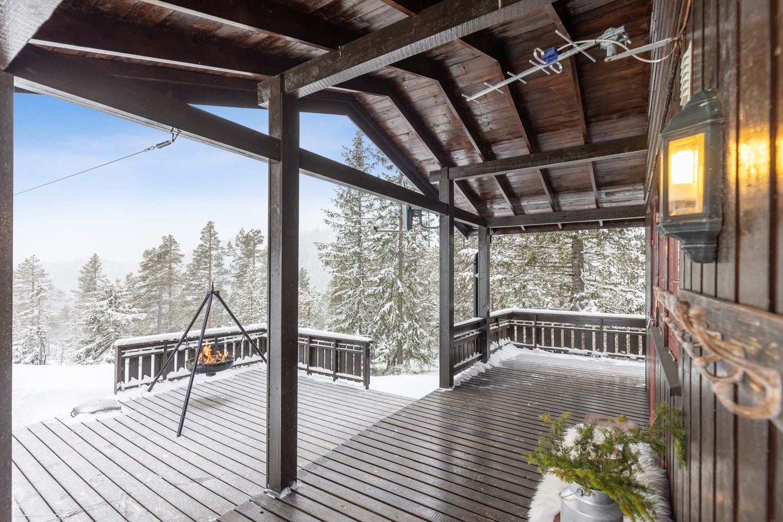 Deler av terrassen, samt inngangspartiet er overbygget. Galleribilde