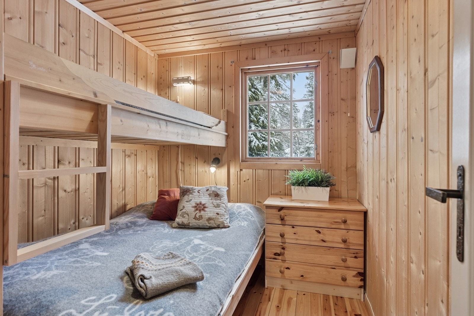 Soverom 2 - Innredet med familiekøye. Galleribilde