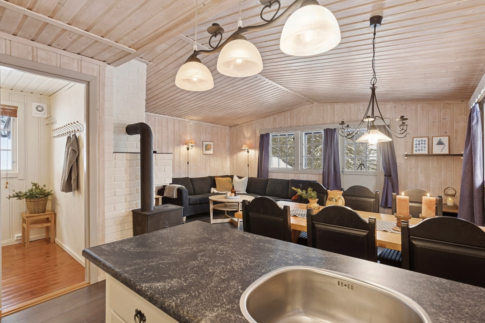 Kjøkkenet ligger i åpen løsning med stuen. Galleribilde