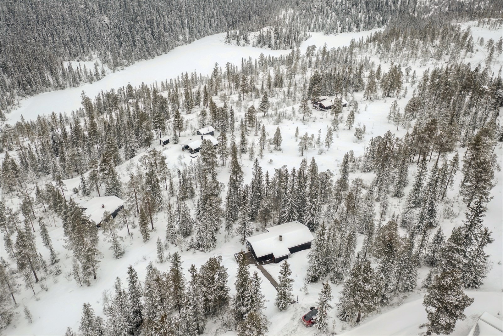 Fra eiendommen bruker man ca 35-45 minutter med bil til henholdsvis Haglebu alpinsenter og Norefjell. Avstand fra Oslo er ca 15 mil (omlag 2,5 timers kjøring). Galleribilde