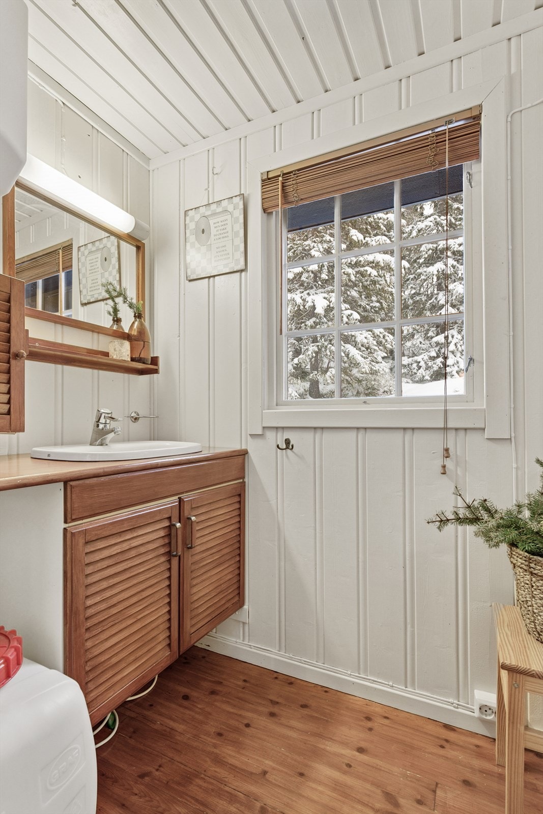 Rommet er innredet med servantinnredning og dusjkabinett. Galleribilde