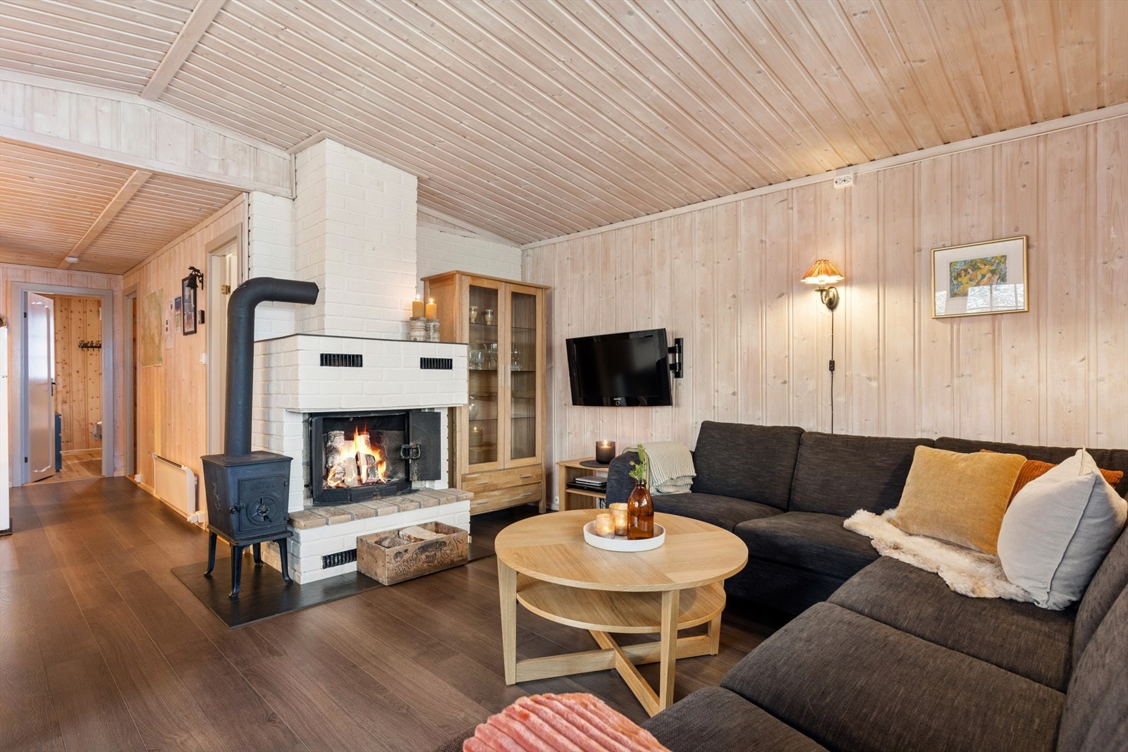 Koselig peis og vedovn i stuen. Galleribilde