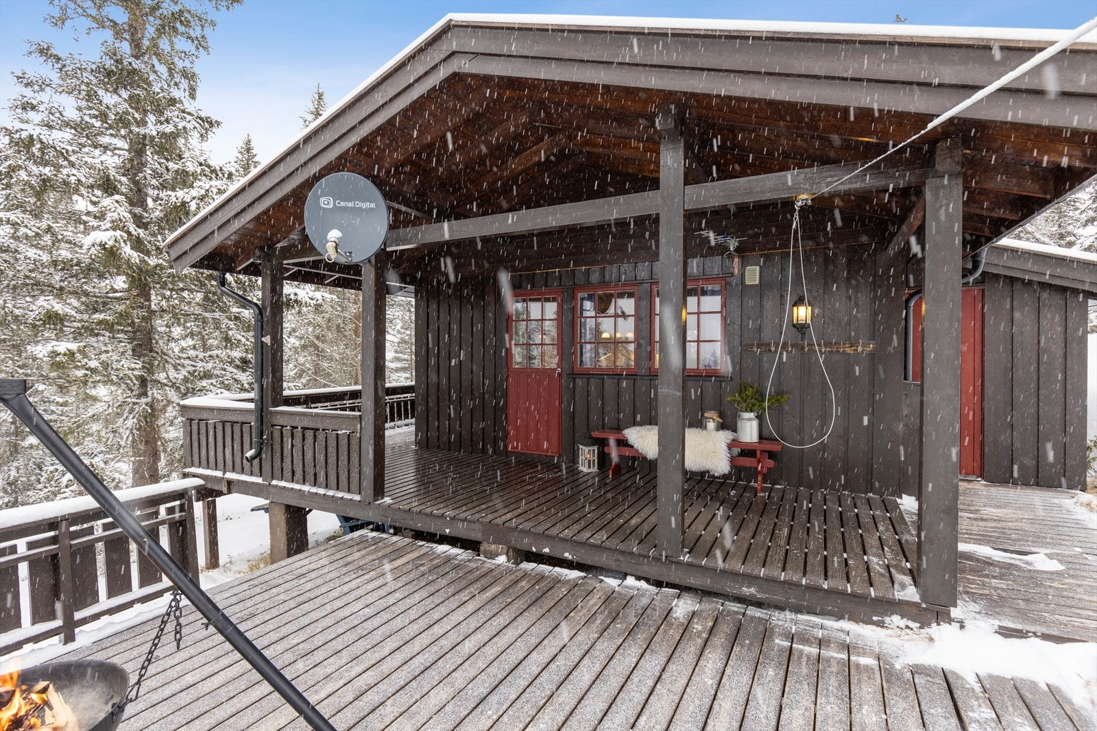 Hytta har en romslig planløsning som inneholder entré, gang, stue/kjøkken, toalettrom, sanitærrom og tre soverom. Galleribilde