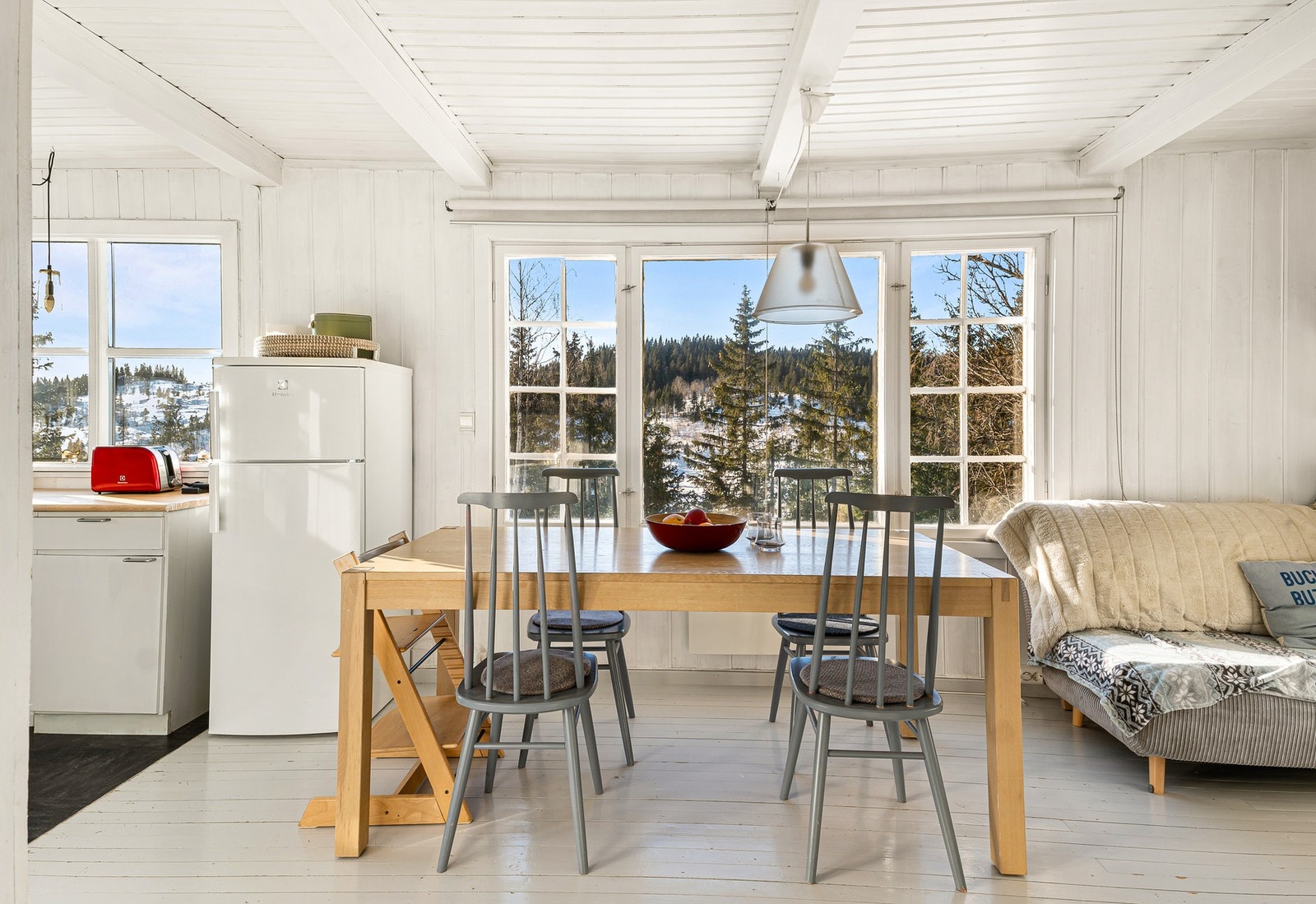 Spisestuedelen er sentralt plassert for sosiale lag og familietid. Galleribilde