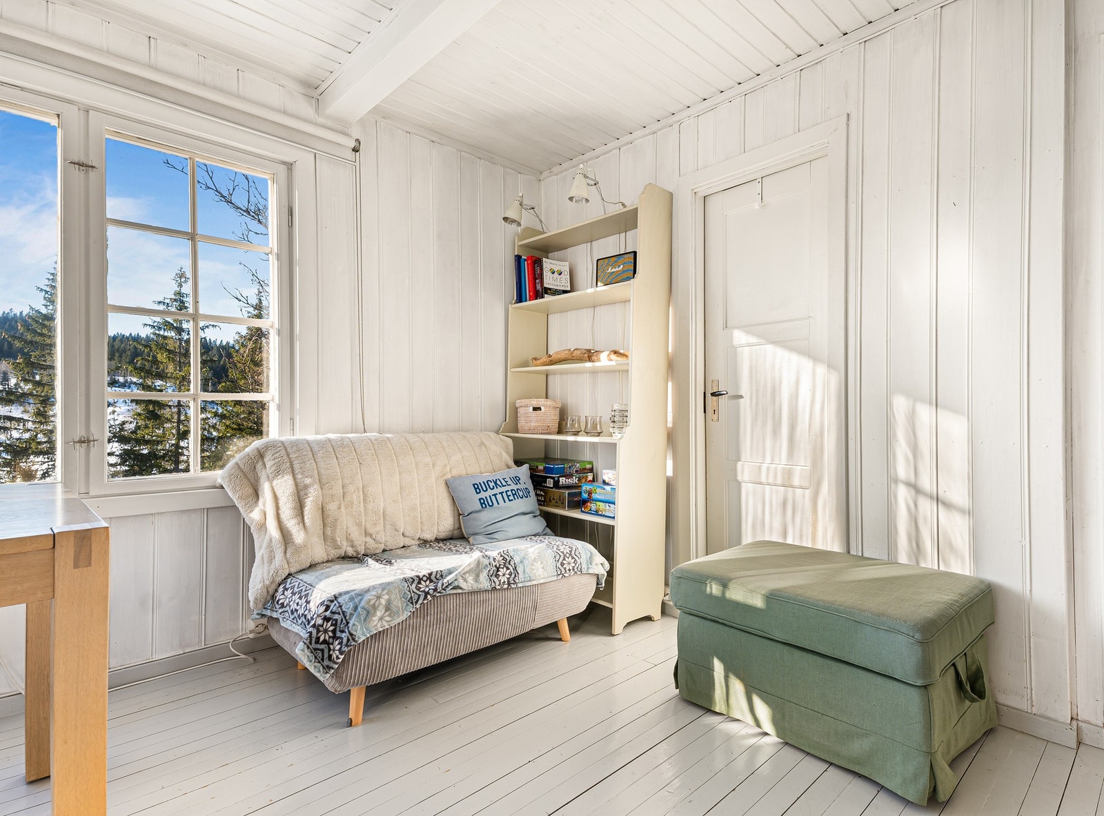 Store vindusflater slipper inn rikelig med naturlig lys og gir en lun atmosfære Galleribilde