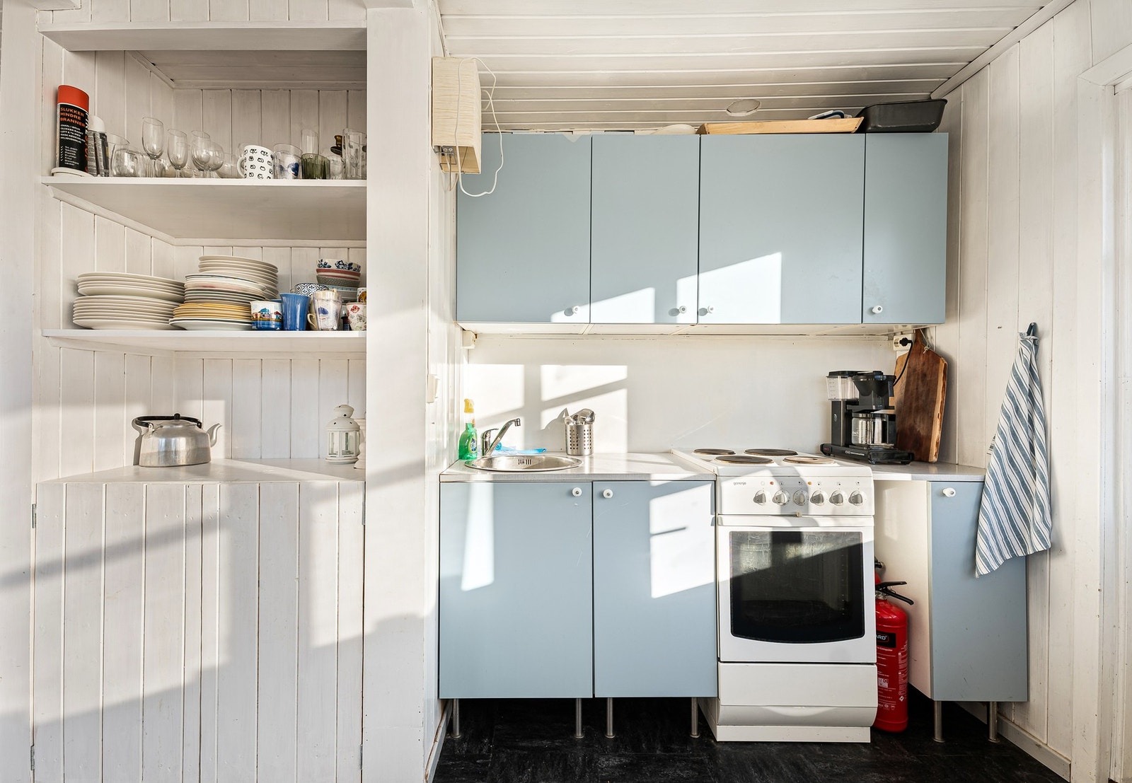 Her finner du frittstående komfyr og kjøleskap med fryser, samt en praktisk oppvaskkum med ett-greps armatur. Galleribilde