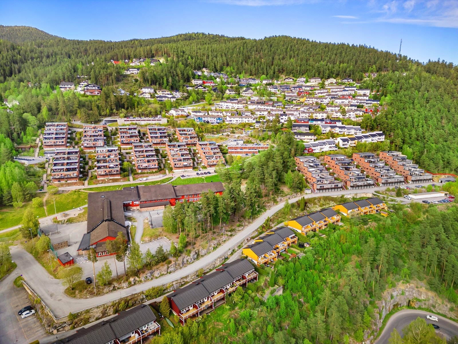 Parkering på biloppstillingsplass. Galleribilde