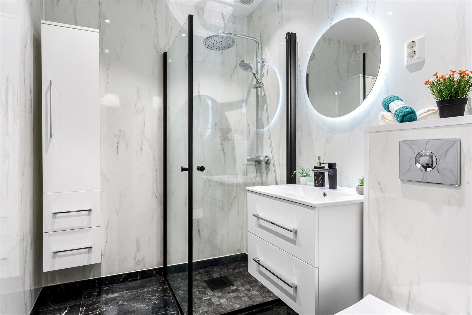 Badet har et tidsriktig og moderne preg med pen servantinnredning og sorte detaljer som skaper en fin kontrast. Galleribilde