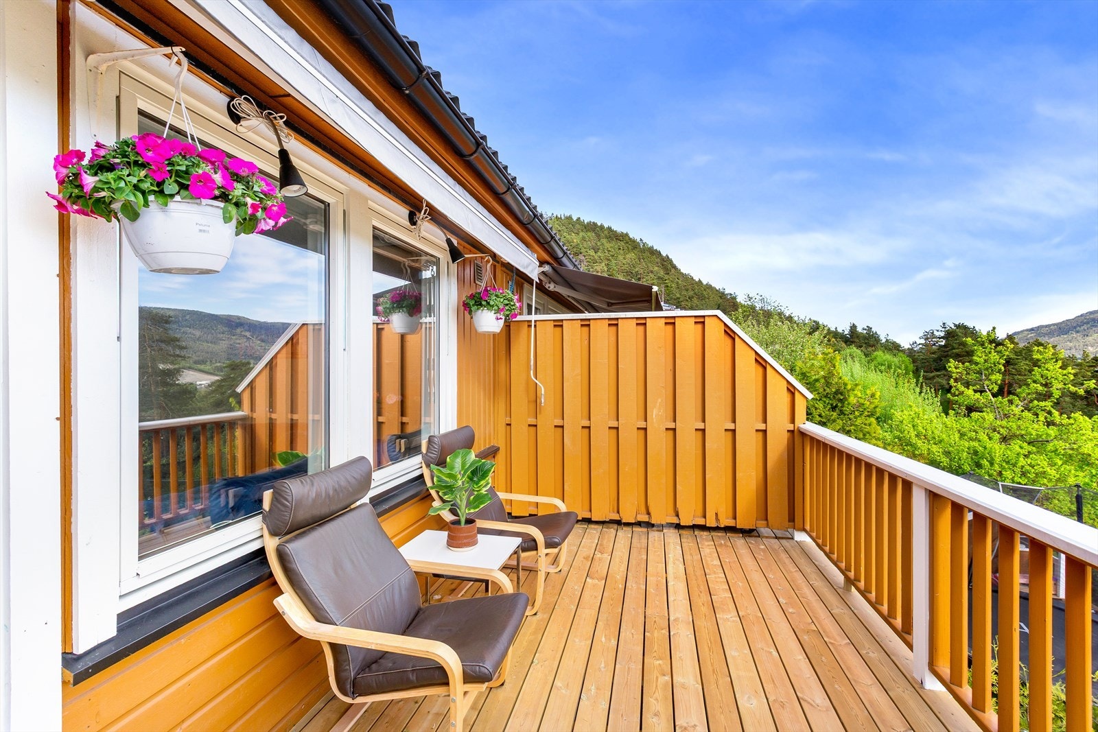 Flott og delikat rekkehus med fin terrasse og nydelig utsikt - 2 soverom - Beliggende i et veldrevet borettslag! Galleribilde