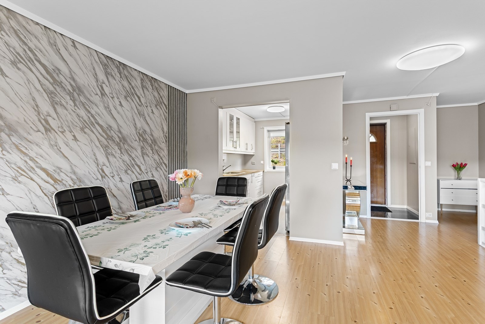 I stuen er det en pen kontrastvegg avgrenset med spiler som skaper en fin kontrast. Galleribilde