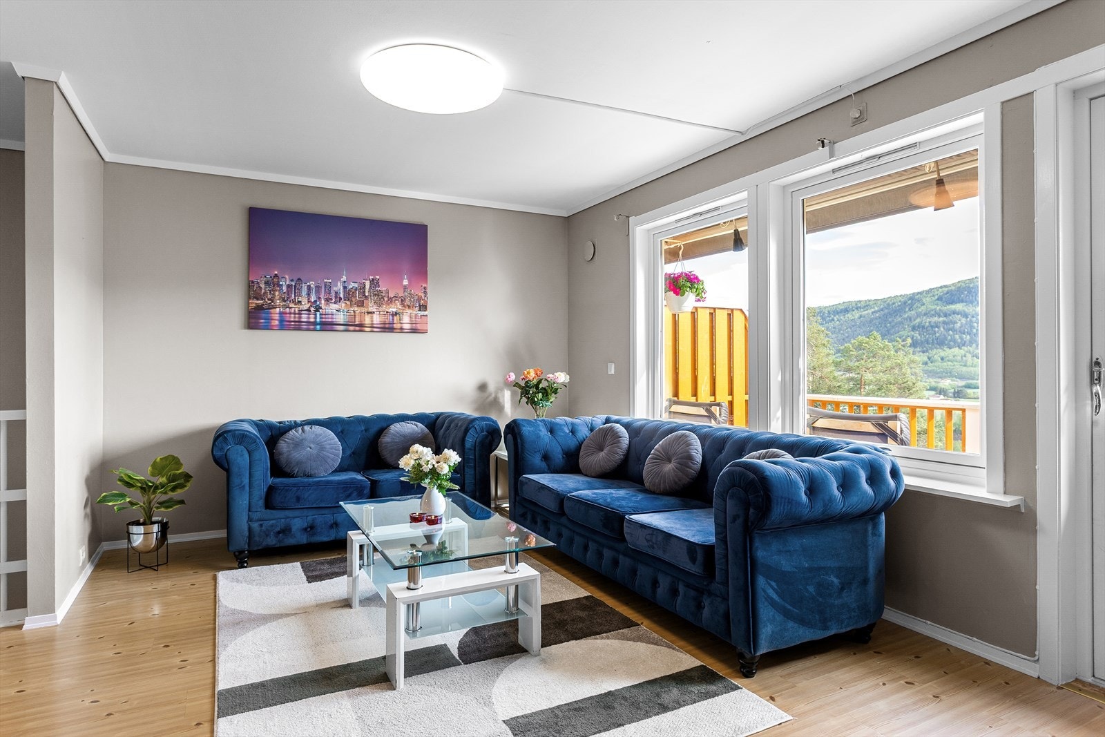 Stuen holder god romslighet, med tilstrekkelig plass for både en behagelig sofagruppe og et større spisebord. Galleribilde