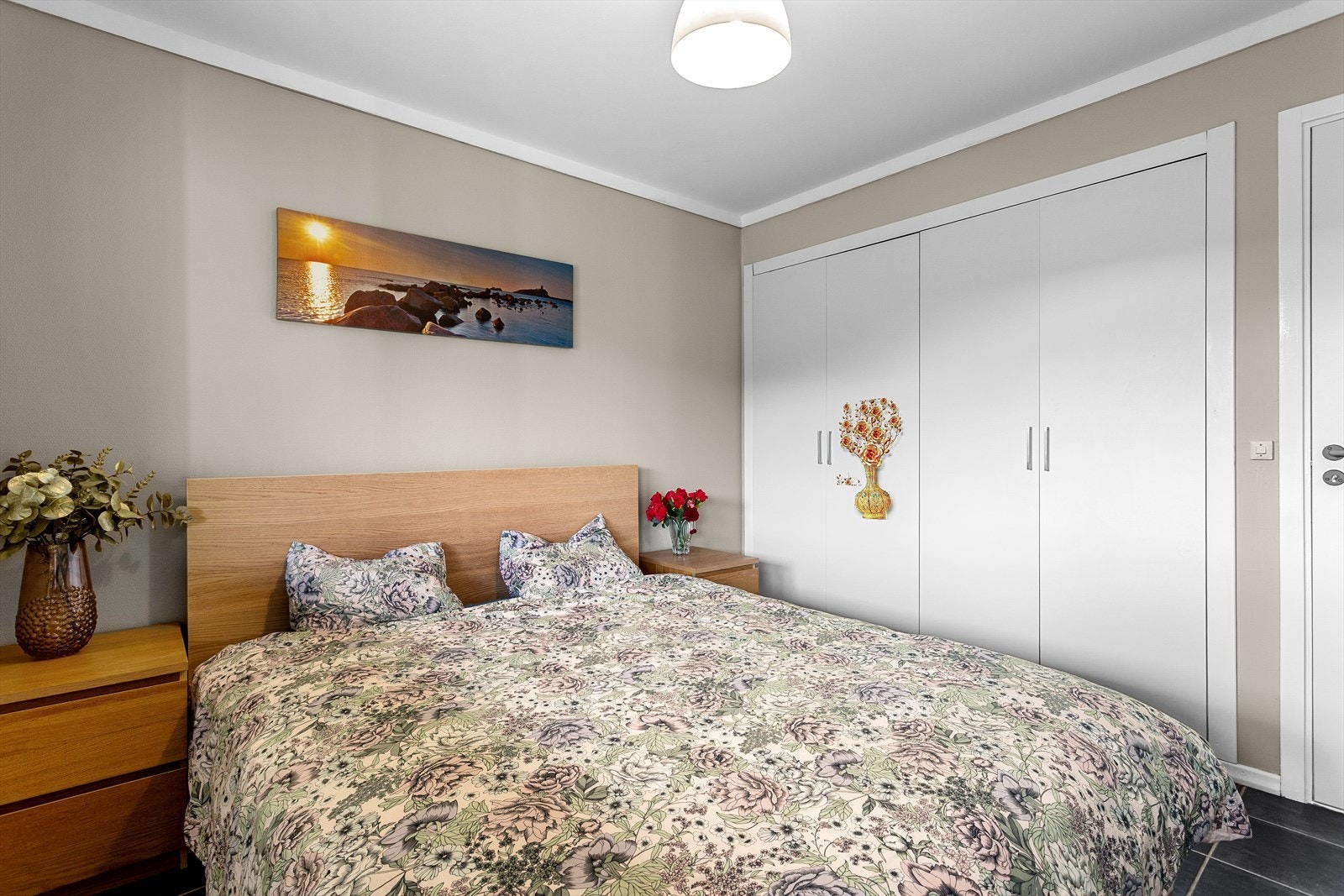 Hovedsoverommet er lyst innredet med god plass til dobbeltseng med tilhørende nattbord og garderobeløsning. Galleribilde