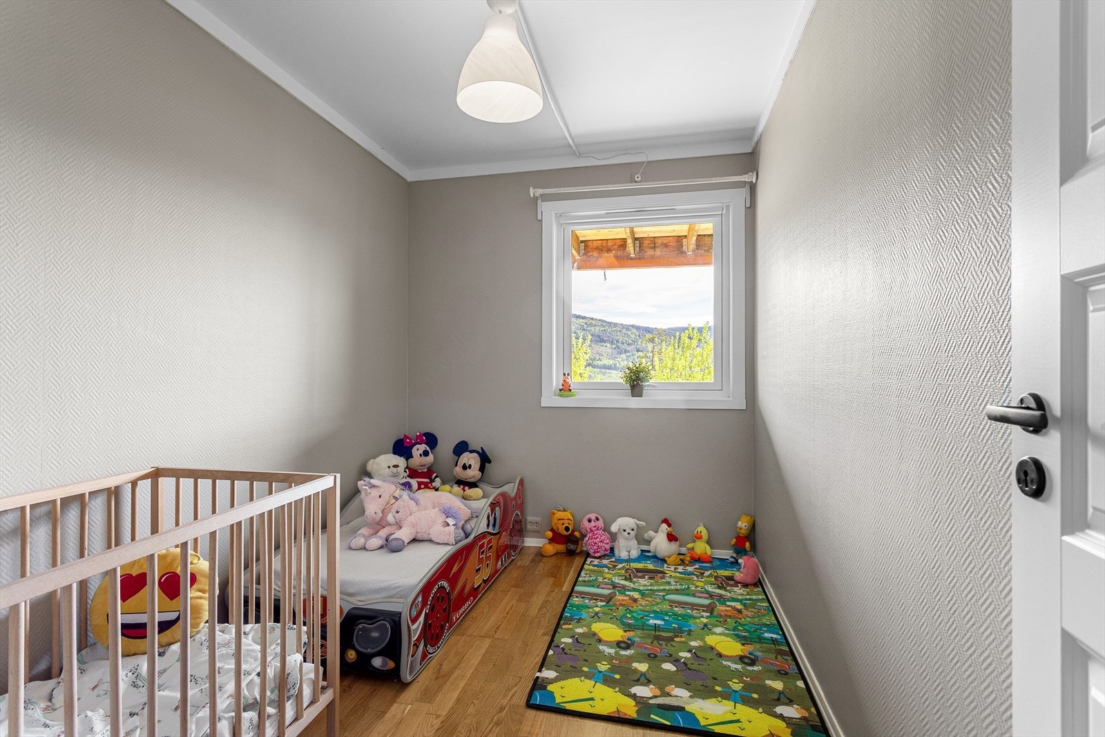 Soverom 2 god plass til seng, kontorpult og garderobeløsning. Rommet passer perfekt som gjesterom, barnerom, kontor eller det en selv måtte ønske. Galleribilde