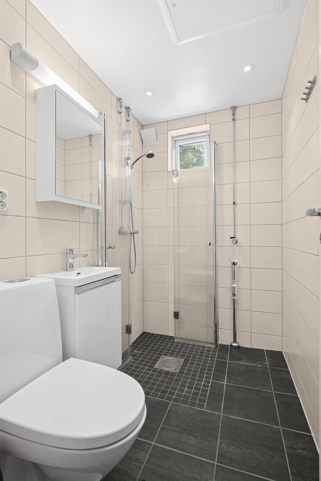 Bad fra 2017 med delikate overflater, downlights og varmekabler i gulv. Galleribilde