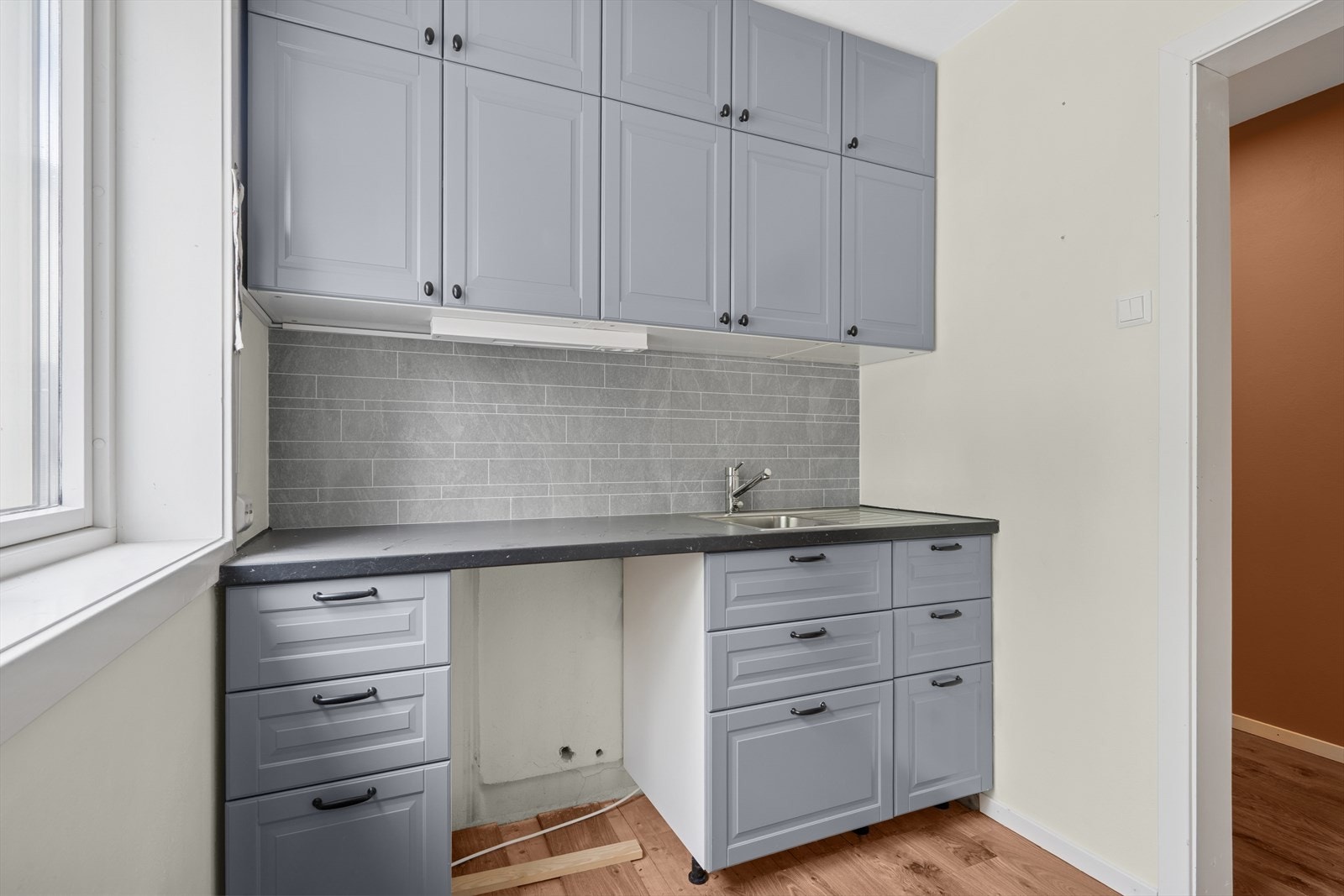 Kjøkkenet er funksjonelt og godt utnyttet meed god skapplass. På motsatt side er det plass til komfyr og kjøleskap. Galleribilde