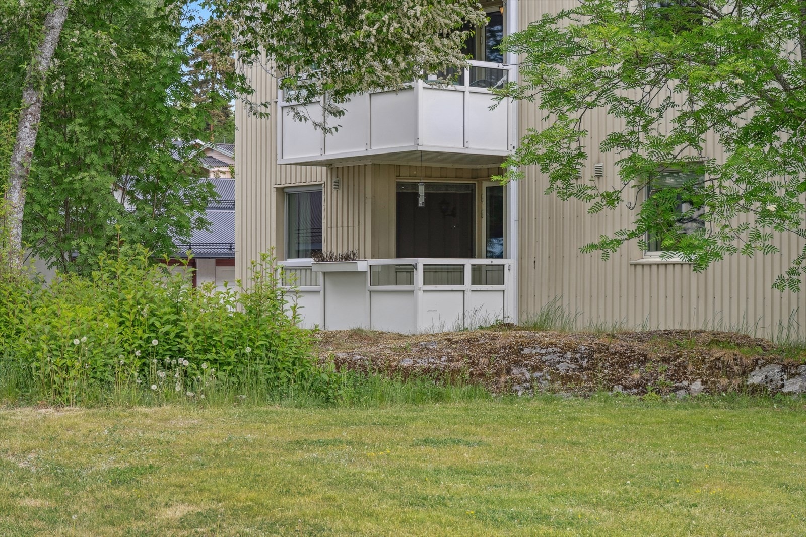 Endeleilighet og overbygget balkong er et pluss. Galleribilde