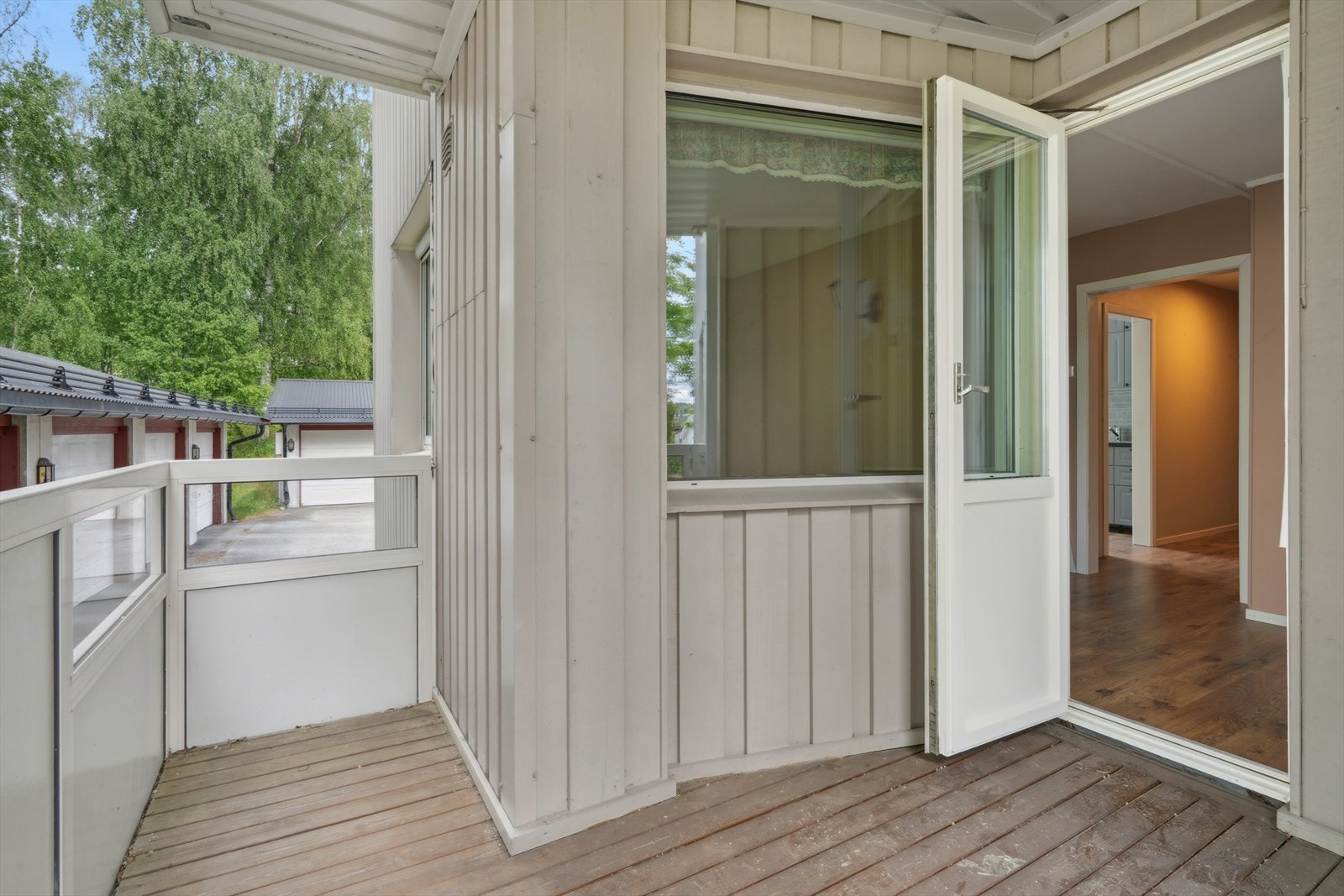 Balkongen ligger skjermet til og er overbygget. Galleribilde