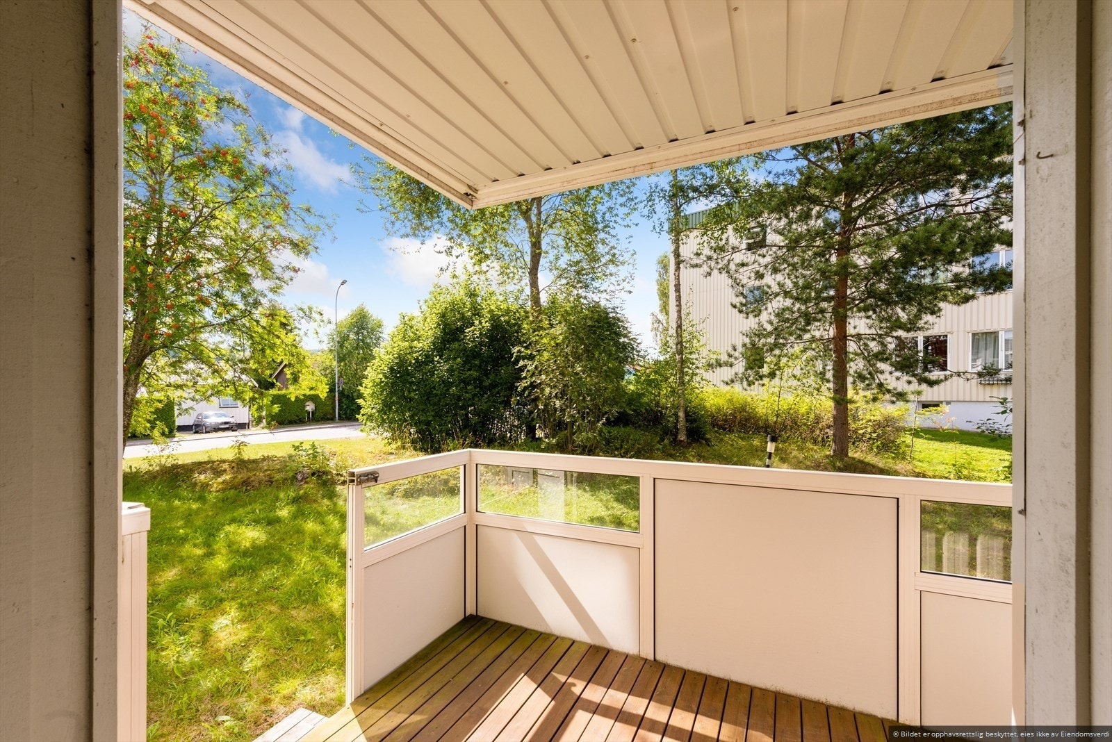 Det er port og trapp ned til grøntareal. Galleribilde